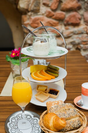 Ein reichhaltiges Frühstück im Café Ritter von Bohl mit frischem Obst, Joghurt und knusprigen Brötchen.