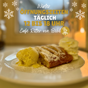 Winterliche Öffnungszeiten im Café Ritter von Böhl, mit köstlichem Apfelstrudel und Eis auf einem Teller.