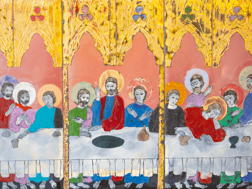 Das Wandbild zeigt das letzte Abendmahl mit Jesus und seinen Jüngern in lebendigen Farben und feinen Details.